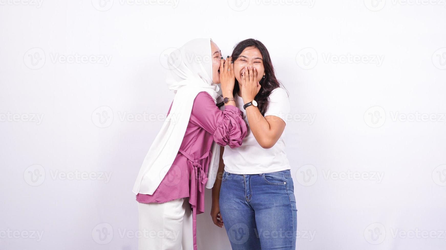 twee Aziatische vrouwen fluisteren fluisteren geïsoleerde witte achtergrond foto