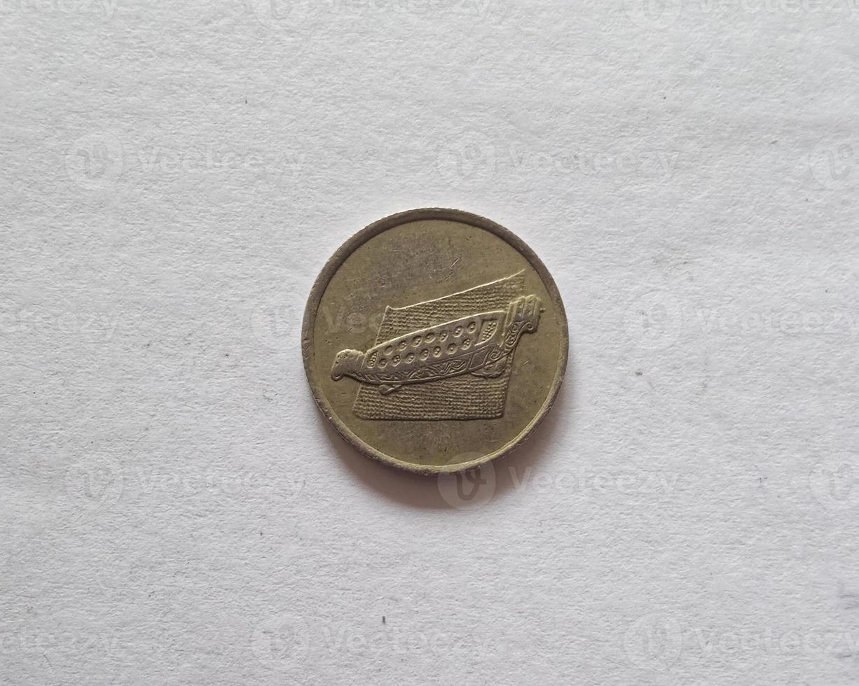 Maleisische munten. 10 cent. geschikt voor inhoud met betrekking tot financiën en investeringen foto