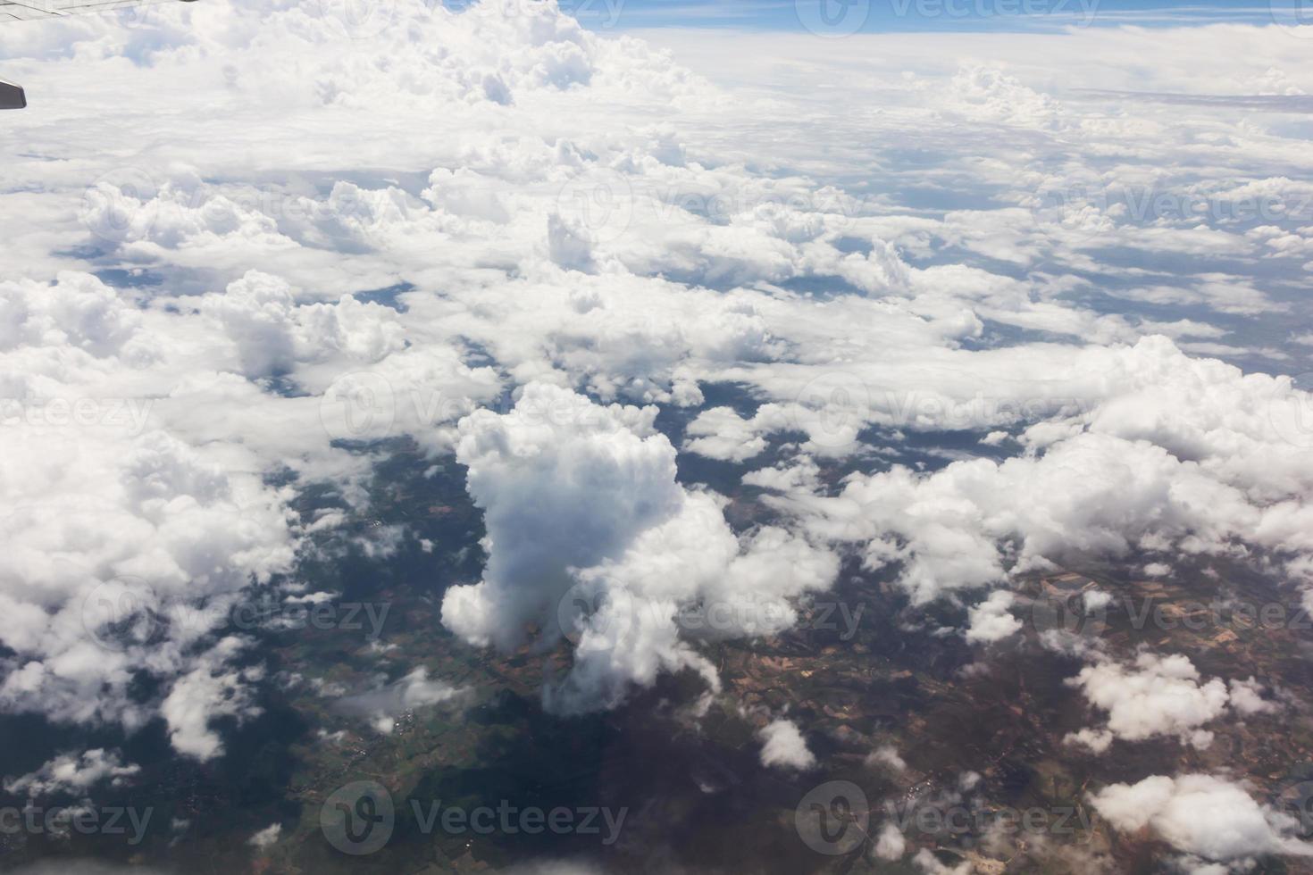 blauwe lucht met wolken in het vliegtuig foto