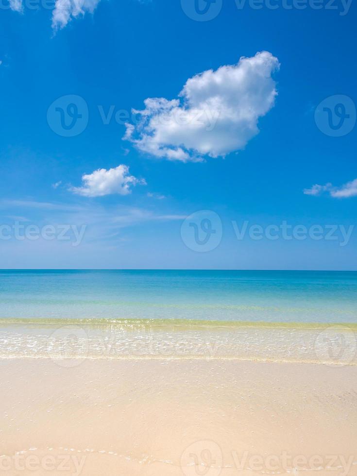 prachtig uitzicht op zee, blauwe lucht, strand. foto