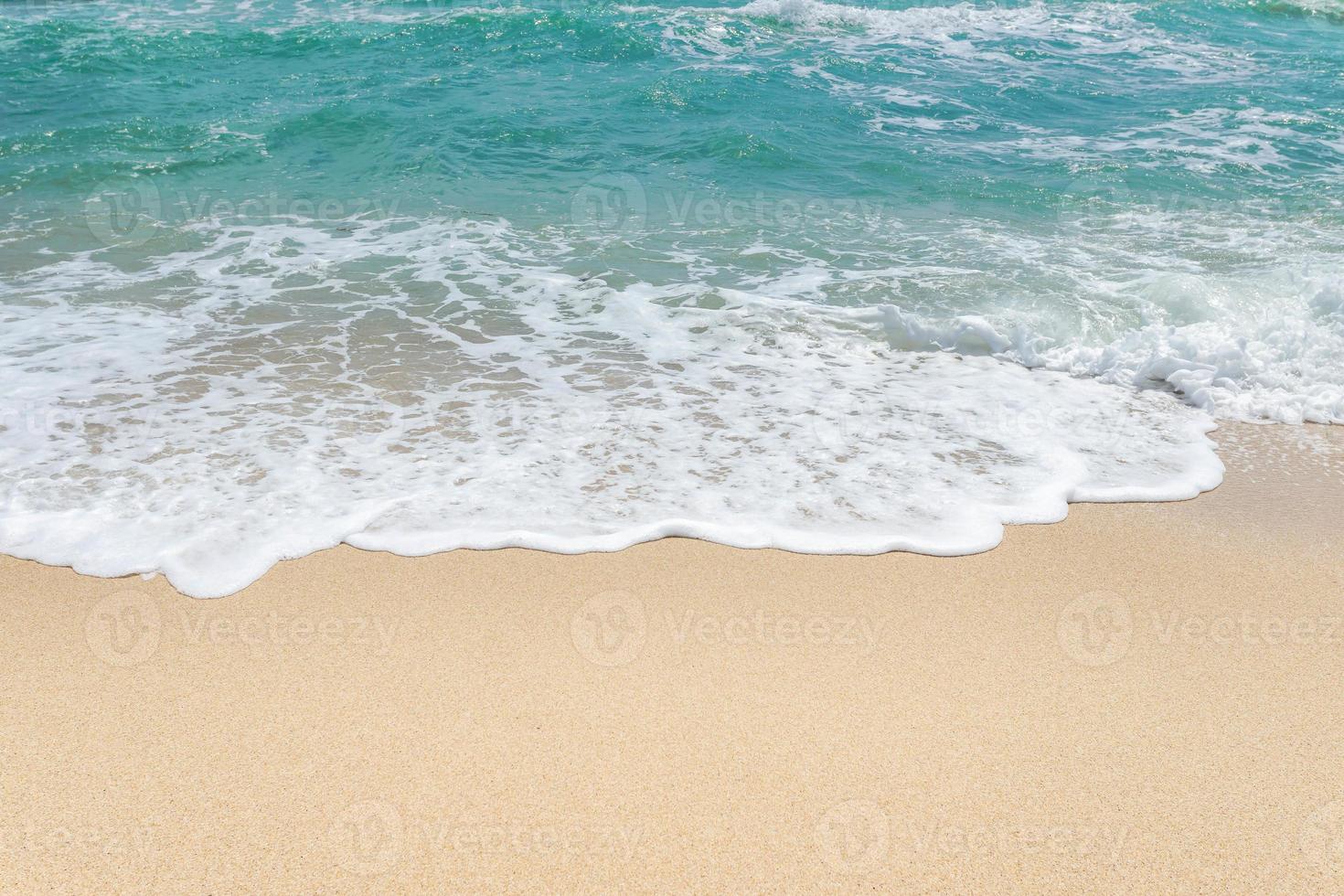 uitzicht op zee vanaf tropisch strand met zonnige hemel. zomerparadijs strand van koh samui eiland. tropische kust. tropische zee in thailand. exotisch zomerstrand met wolken aan de horizon. foto