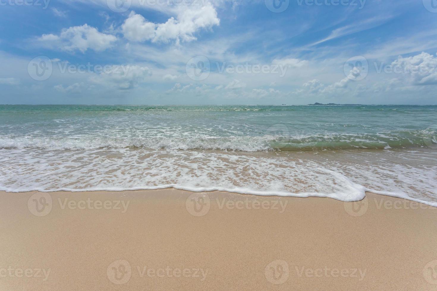 uitzicht op zee vanaf tropisch strand met zonnige hemel. zomerparadijs strand van koh samui eiland. tropische kust. tropische zee in thailand. exotisch zomerstrand met wolken aan de horizon. foto