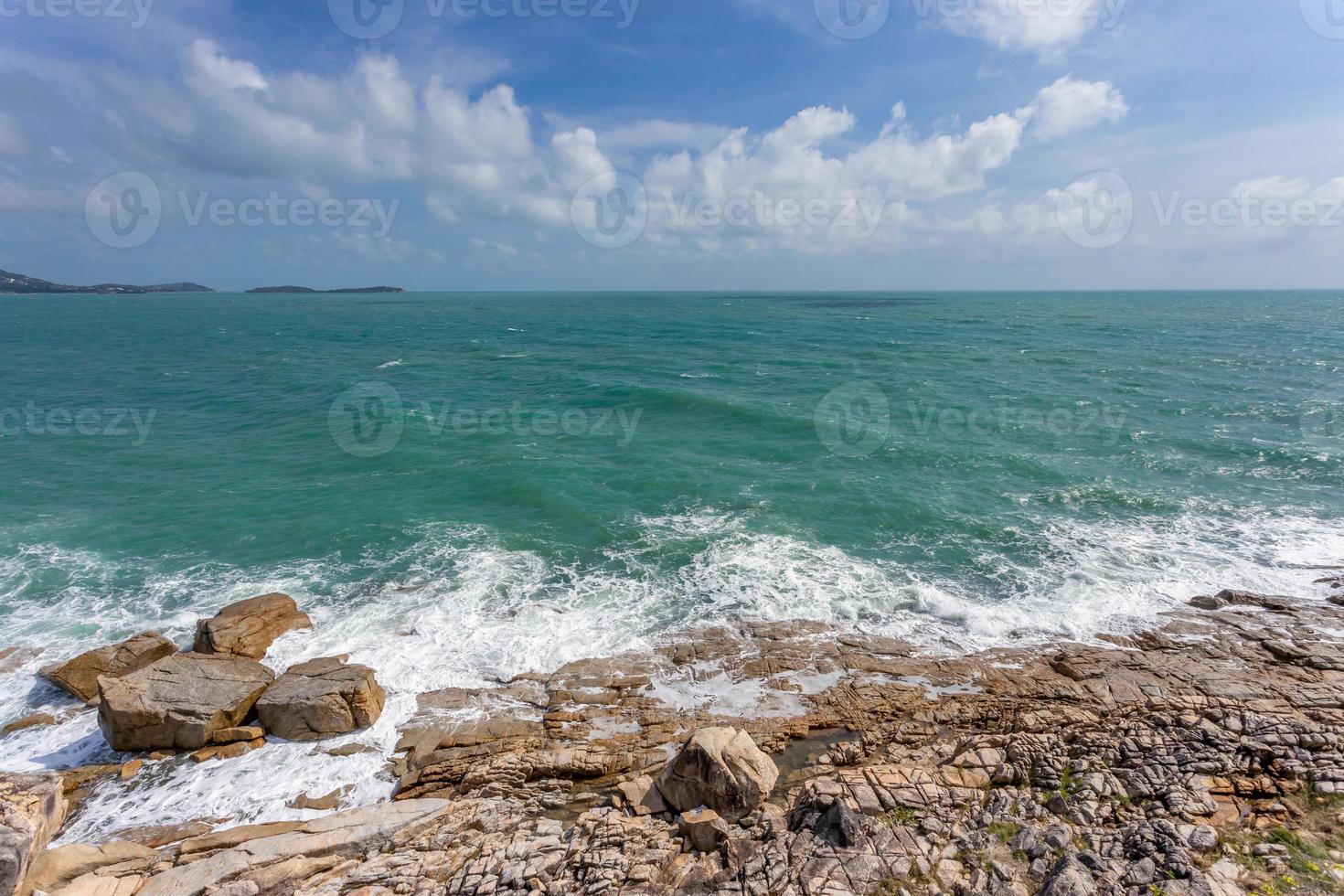 uitzicht op zee en rotssteen op het eiland koh samui, ongezien en geweldig thailand. foto