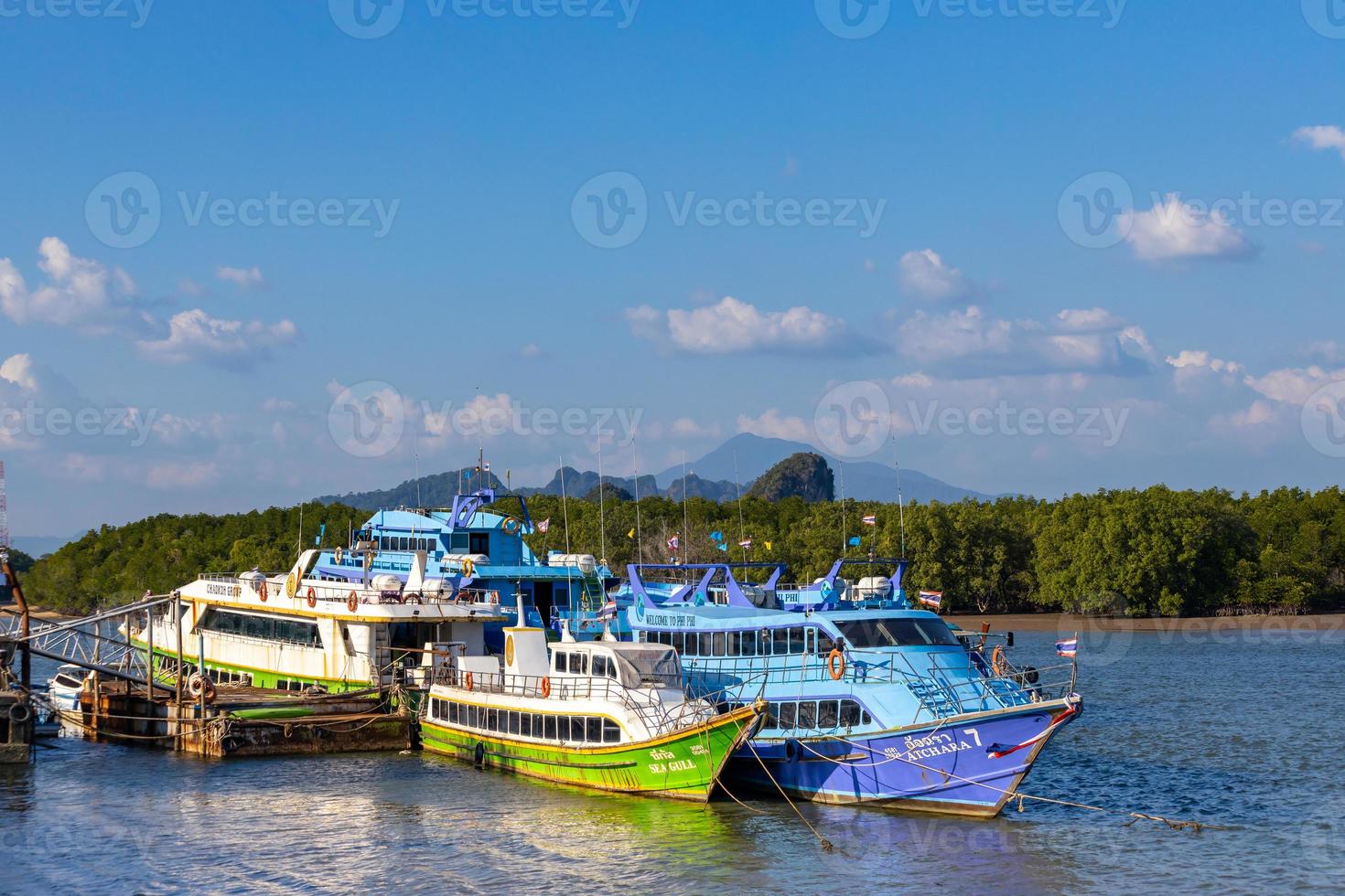 krabi, thailand - 22 januari 2020 - prachtig natuurlijk uitzicht op boten, pier, mangrovebos en khao khanab nam berg bij krabi rivier, krabi, thailand. foto