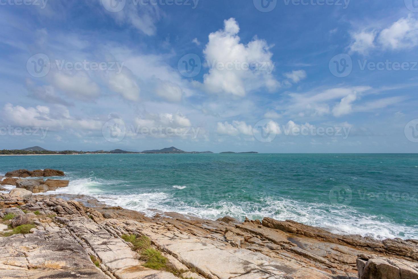 uitzicht op zee en rotssteen op het eiland koh samui, ongezien en geweldig thailand. foto