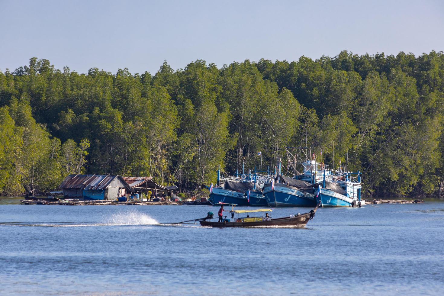 krabi, thailand - 23 januari 2020 - vissersboot bij krabi rivier, krabi, thailand. foto