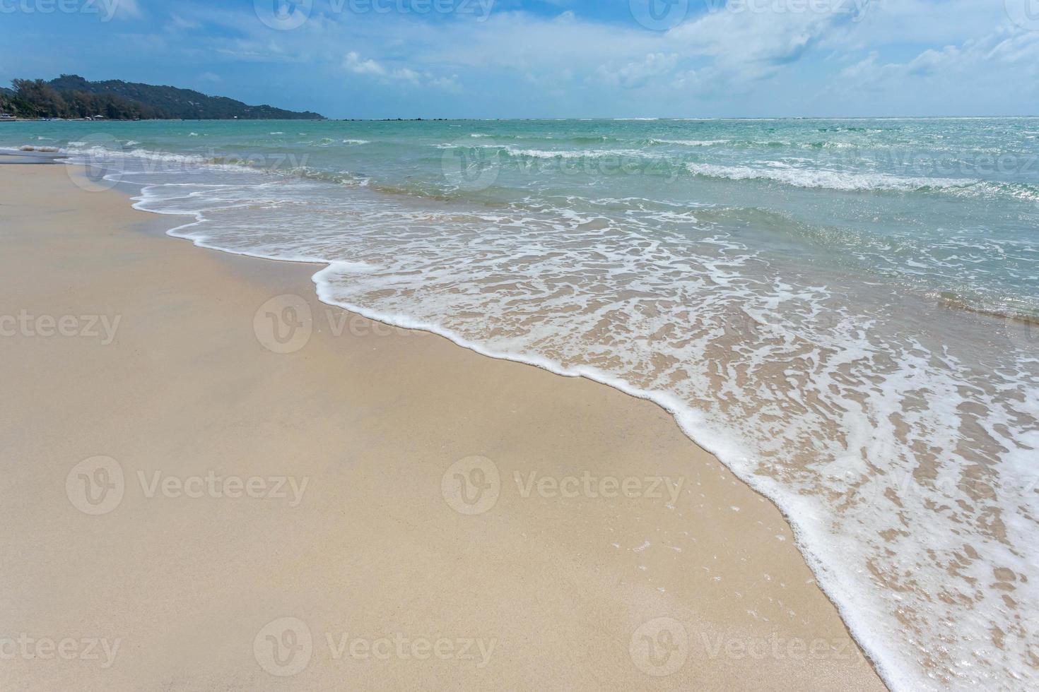 uitzicht op zee vanaf tropisch strand met zonnige hemel. zomerparadijs strand van koh samui eiland. tropische kust. tropische zee in thailand. exotisch zomerstrand met wolken aan de horizon. foto