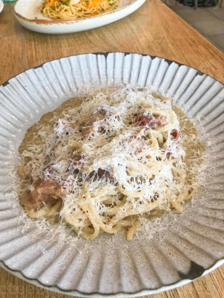 bucatini cacio e pepe pasta met spek foto