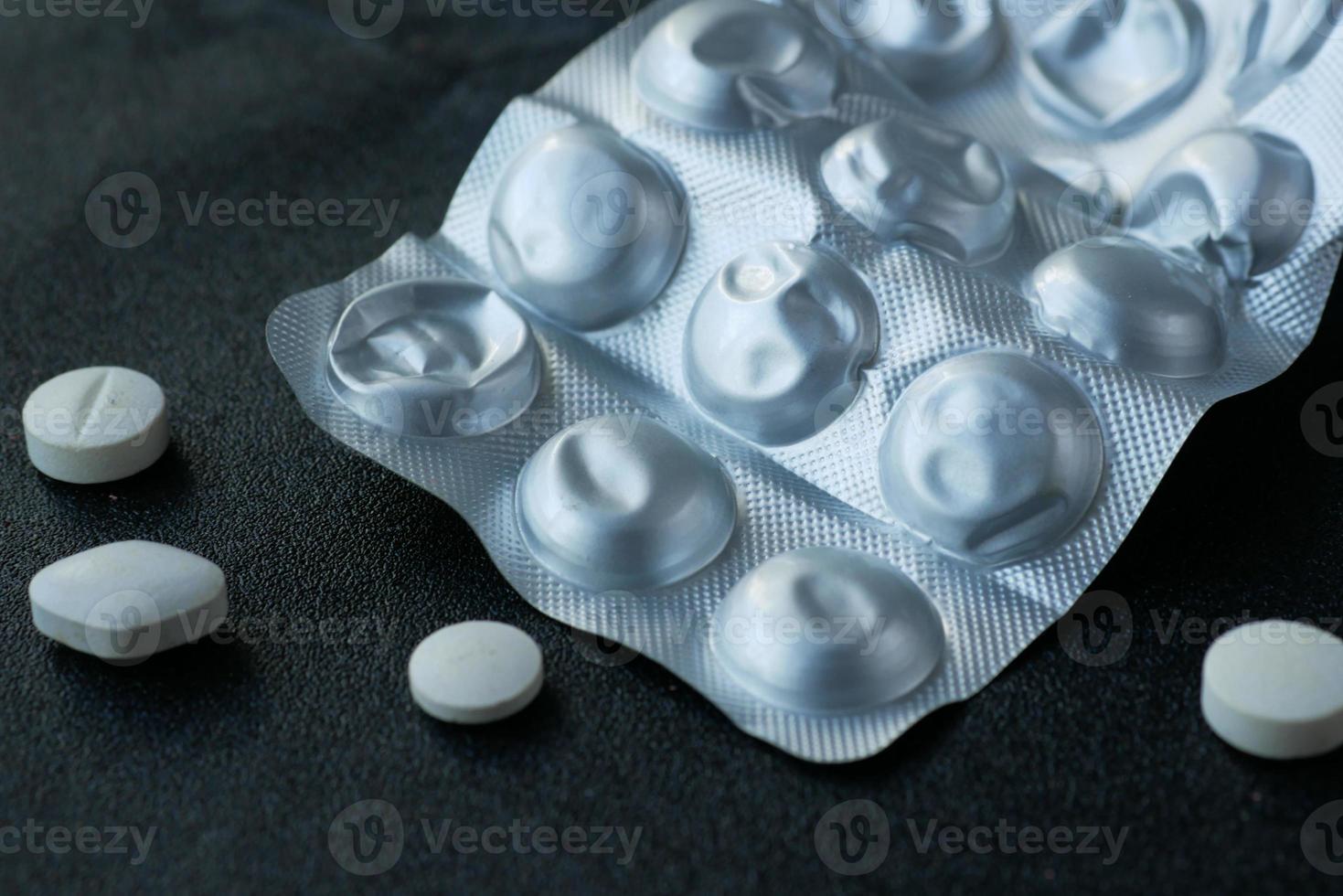 close-up van lege pillen van blisterverpakking op tafel foto