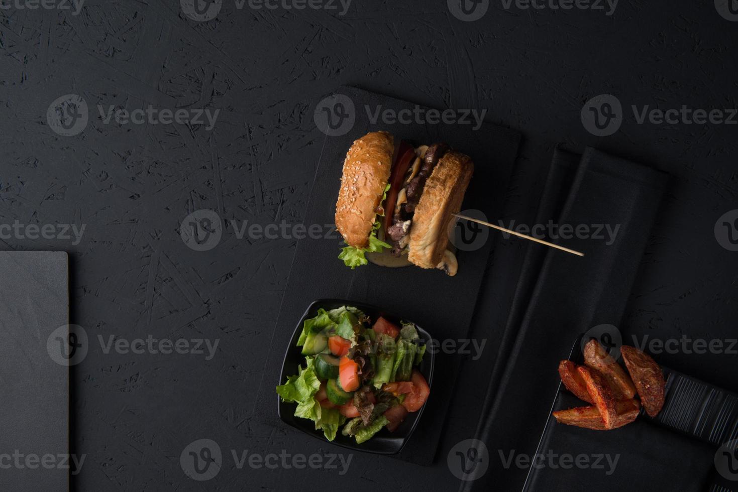 fastfood op een zwarte achtergrond foto