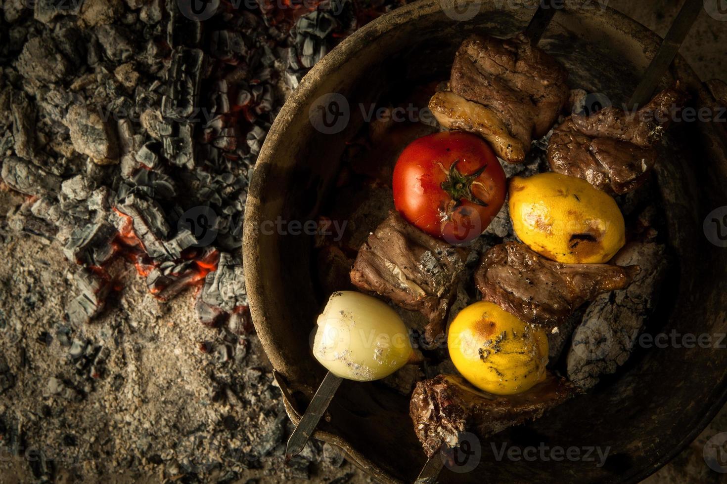 een gerecht op koude kolen foto