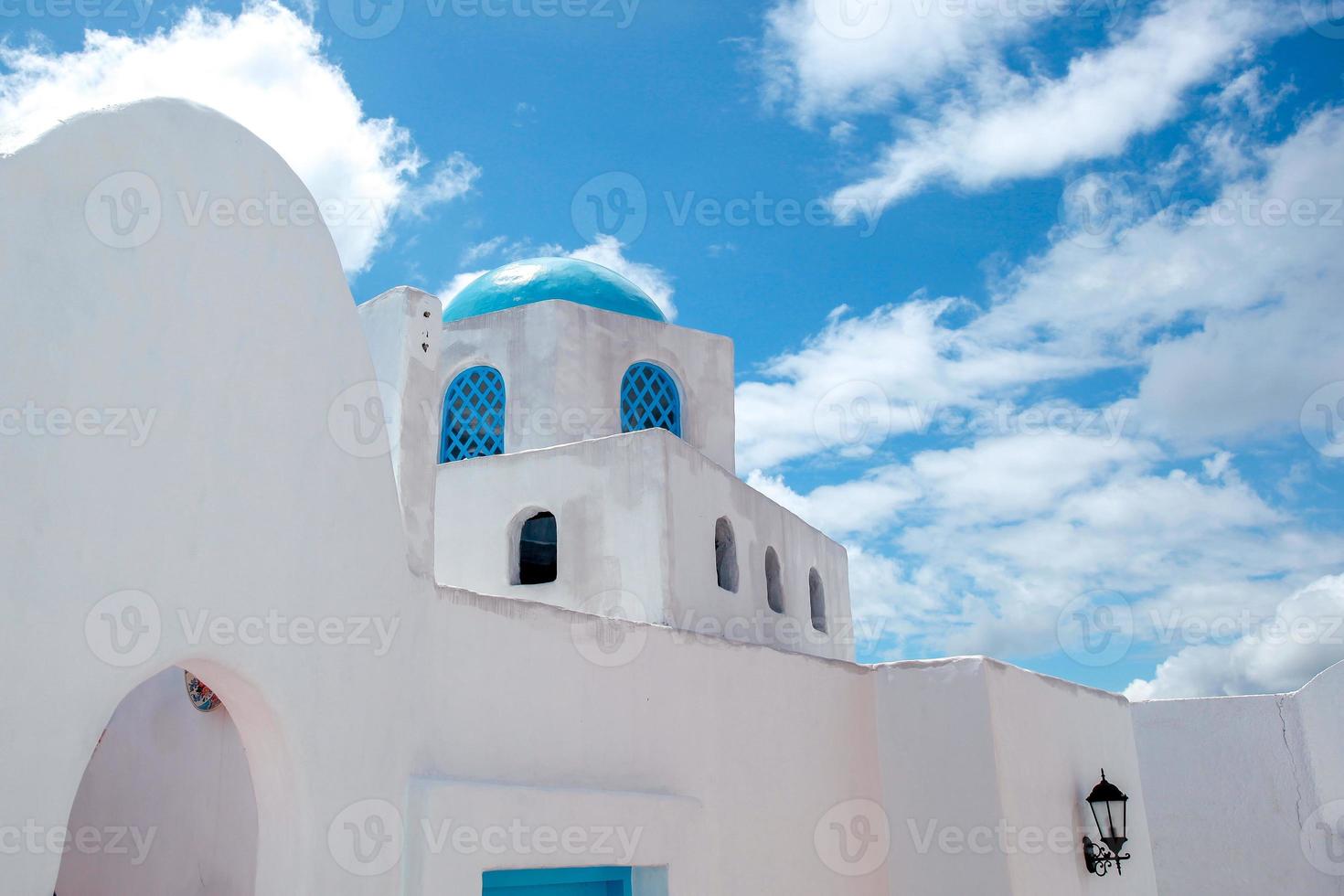 beroemde blauwe koepels van verbazingwekkende santorini-architectuur met prachtige hemelachtergrond. foto