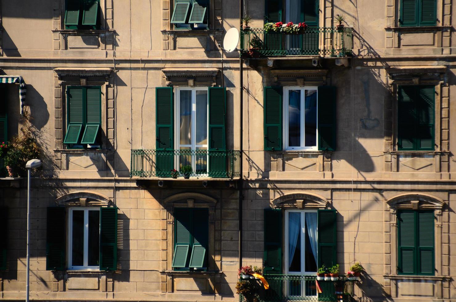 huis in Savona met groen raam foto