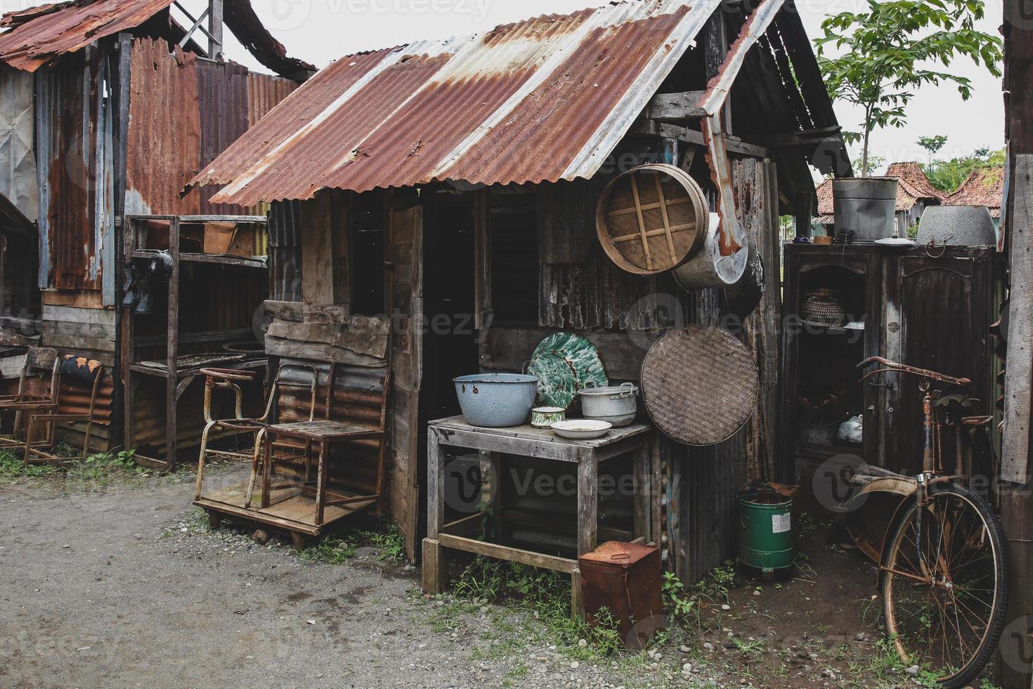 oude kleine hut met kookgerei foto