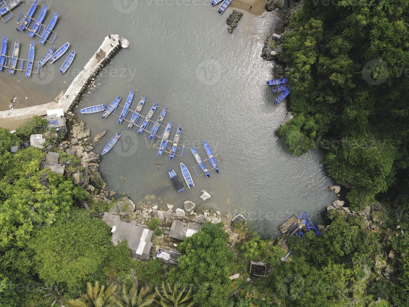 hoogste luchtmening van traditionele boten in lagunestrand in indonesië foto