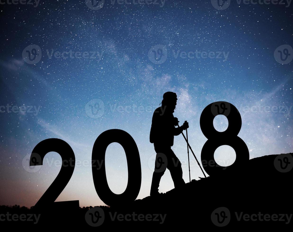silhouet jonge wandelaar man voor 2018 nieuwjaar achtergrond van de Melkweg op een heldere ster donkere hemel toon foto