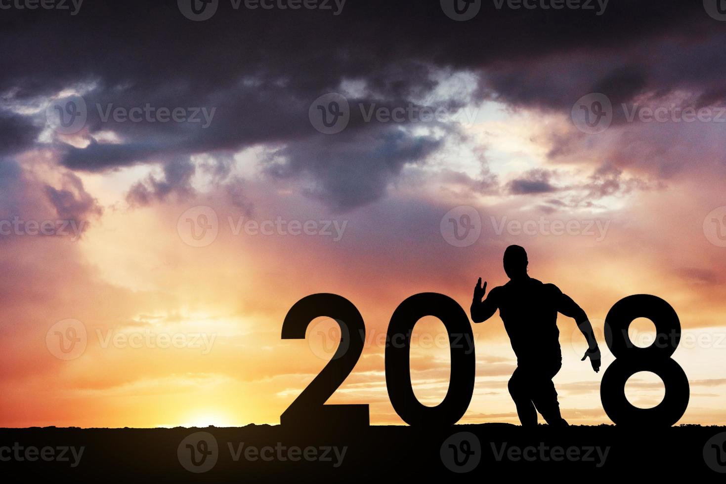 silhouet jonge hardloper man voor 2018 nieuwjaar foto