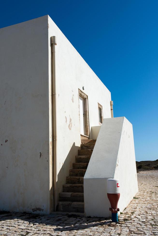 achteraanzicht van de verbouwde kerk van Onze-Lieve-Vrouw van Genade, in het fort. sagres, portugal foto