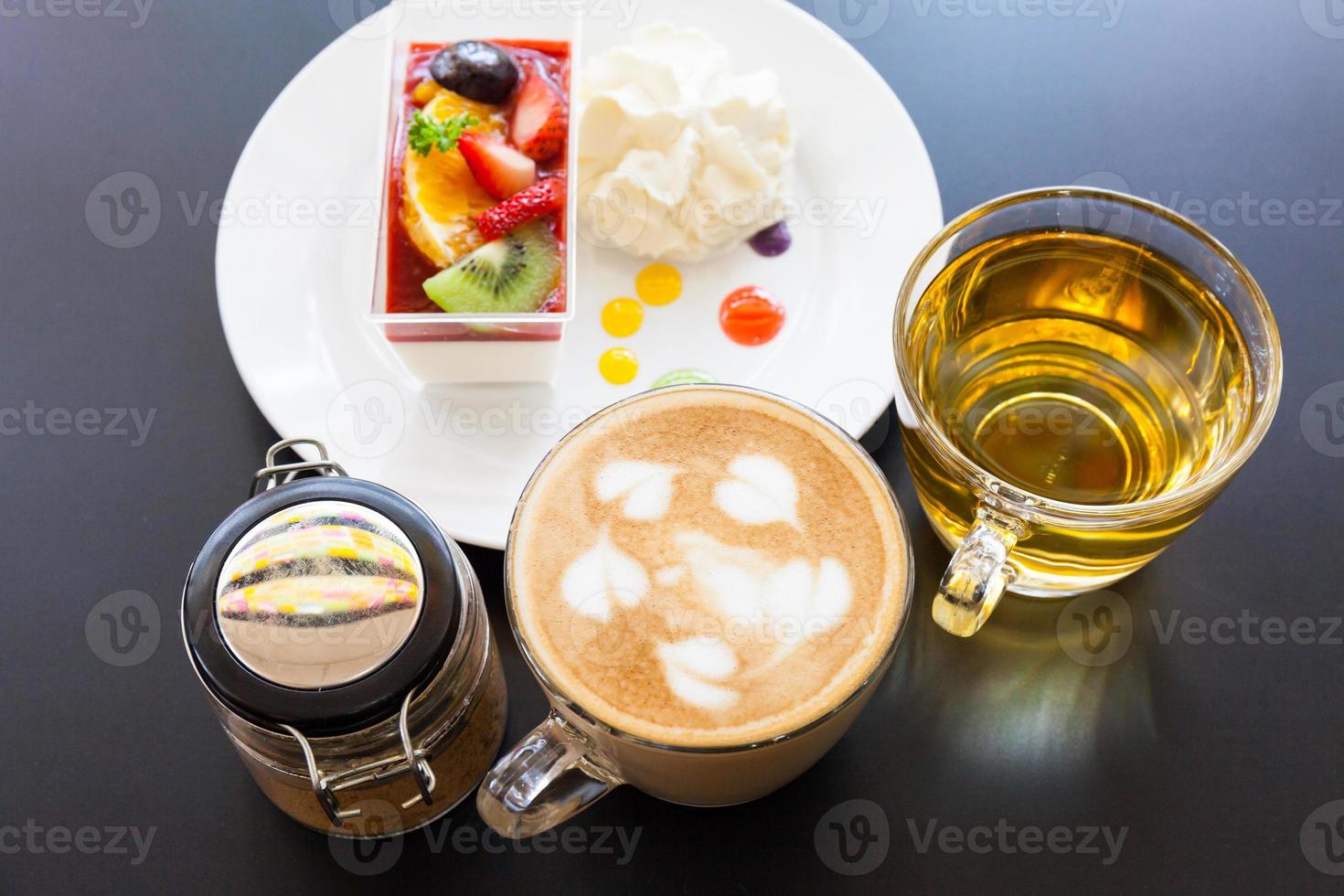 aardbeienroom en een kopje thee en koffie op een houten ondergrond, selectieve focus foto