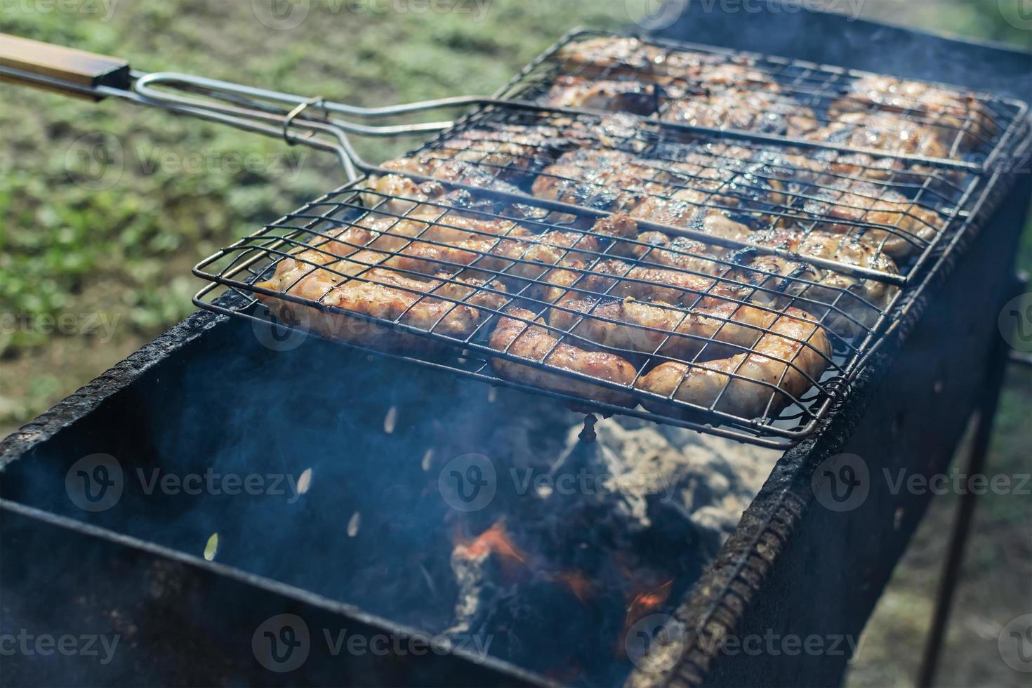 gebakken worstjes op grill close-up foto