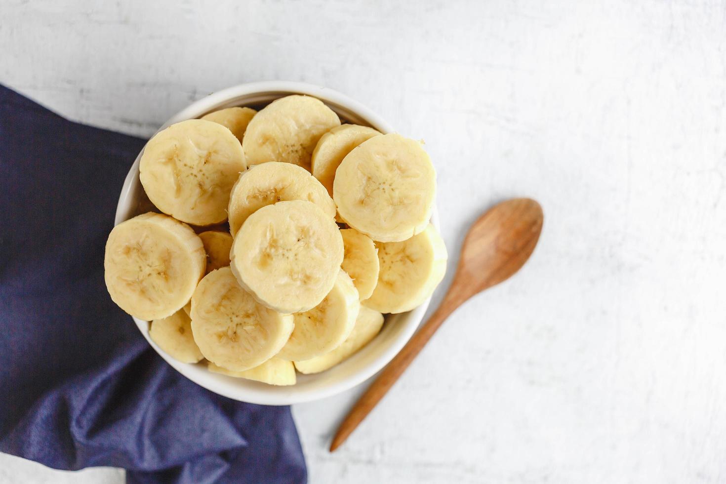 verse plakjes banaan in een kom foto