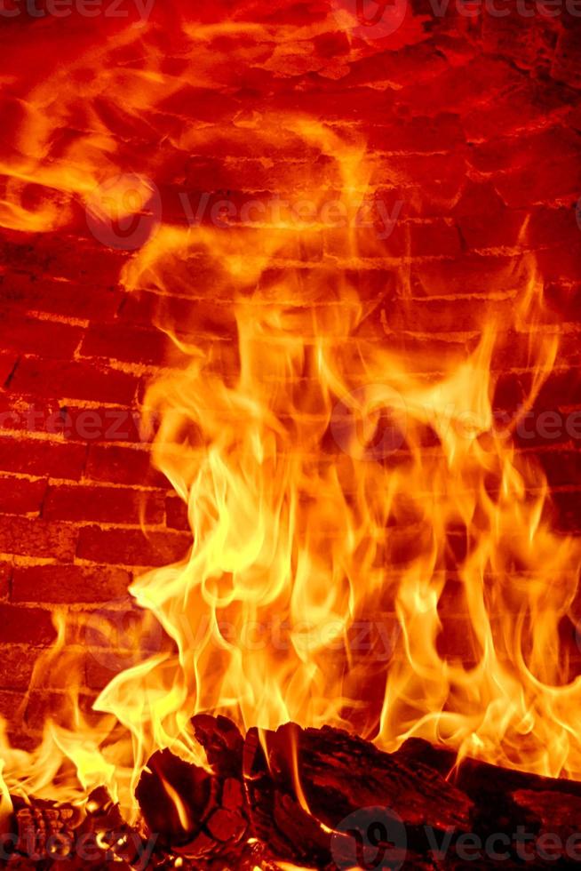 vlammen branden in een houtoven. vlammen in de houtgestookte pizzaoven. Vlam geproduceerd door de verbranding van hout in een oven. foto