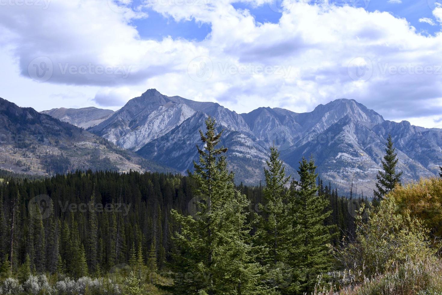 Canadese Rockies onder een herfsthemel foto