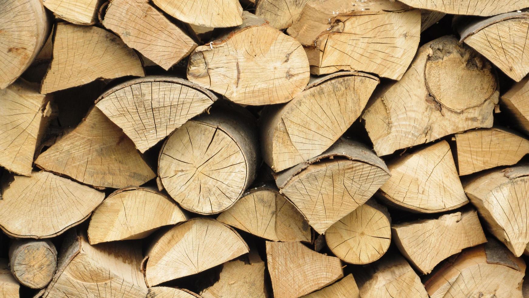 stapel brandhout. gehakte houten stammen gestapeld in de houtstapel foto