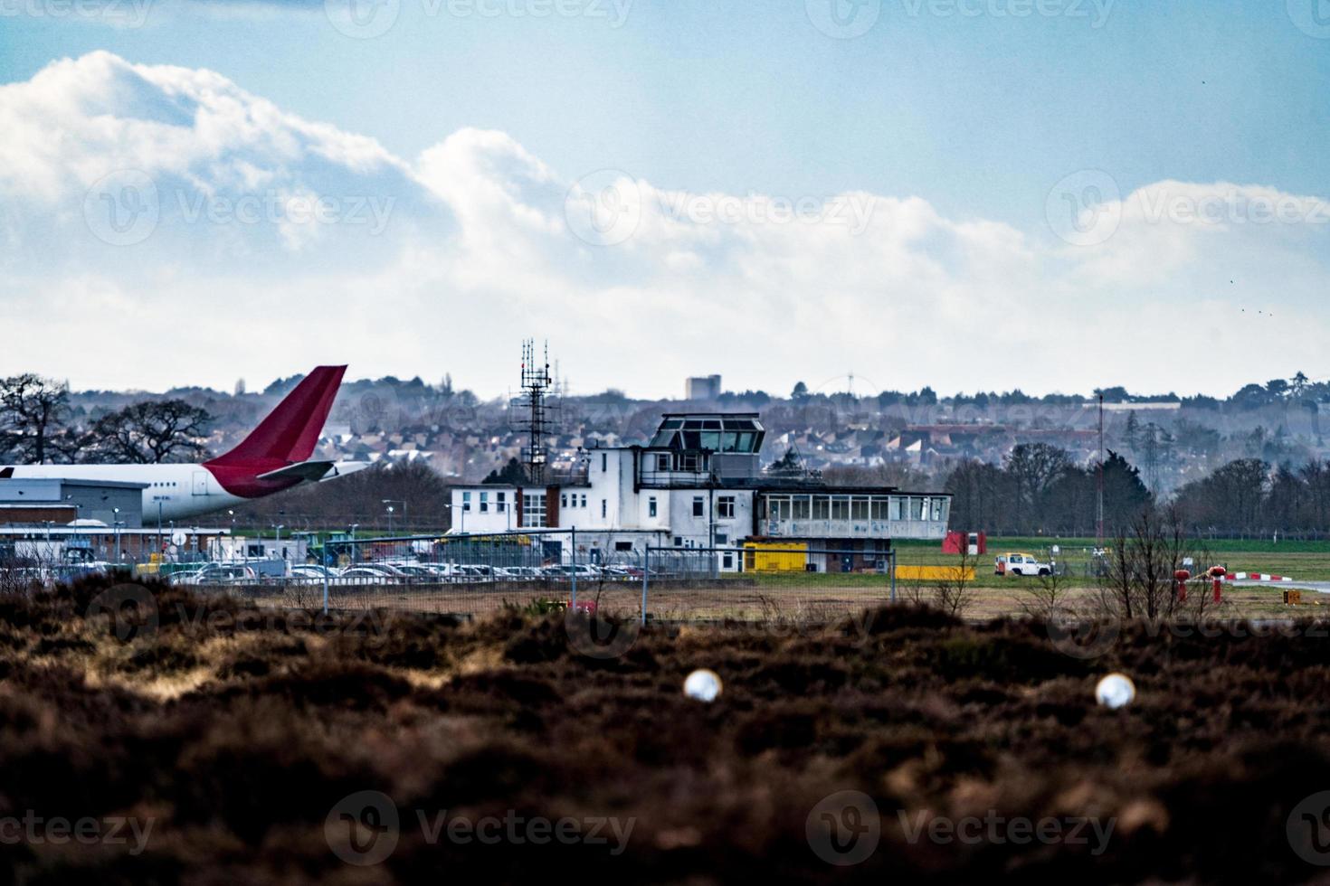 bournemouth airport verkeerstoren en parkeerplaats foto