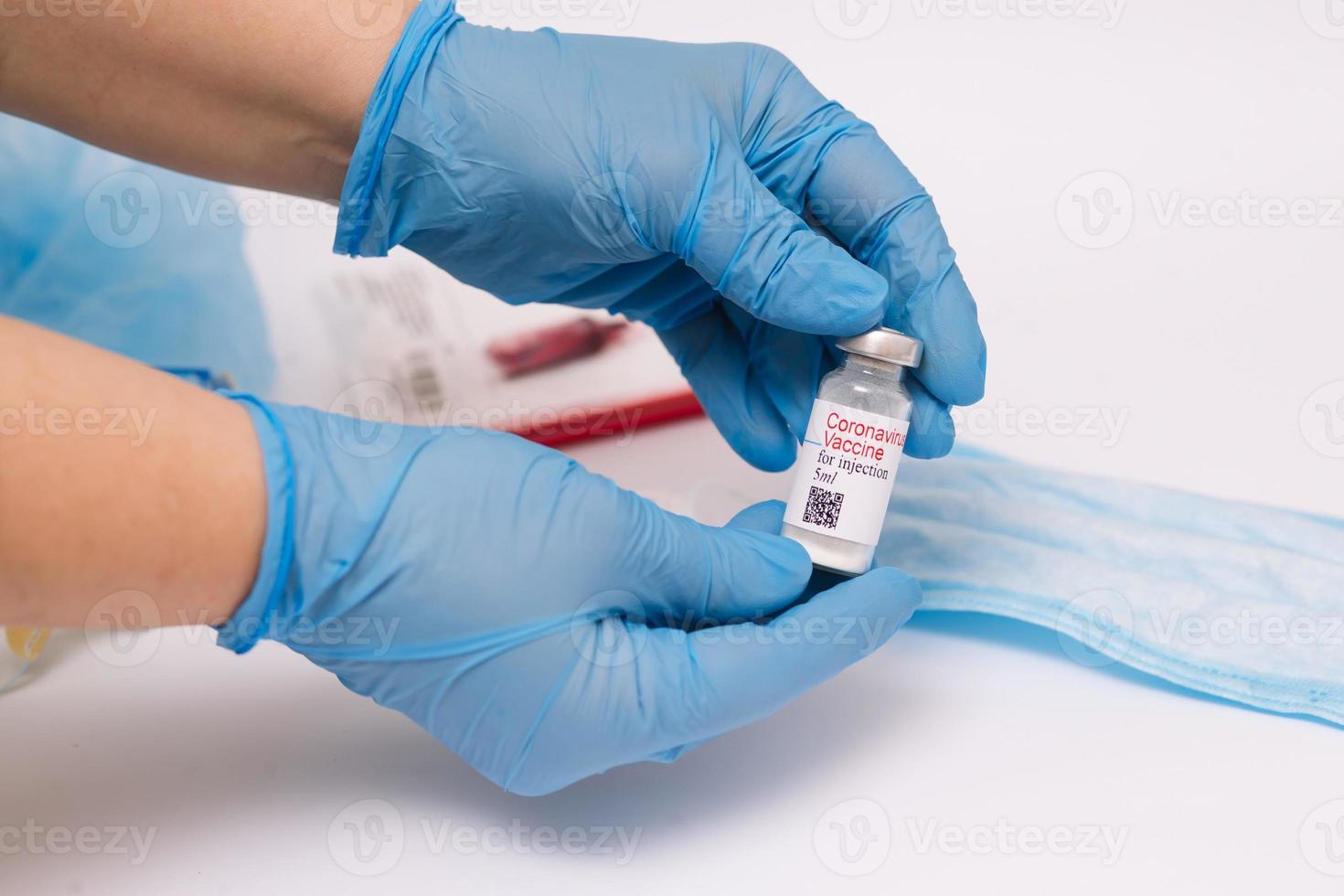 coronavaccin. arts met een vaccin. handen met een ampul van het coronavirusvaccin, covid-19 foto