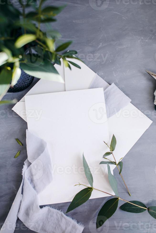 blanco papier kopie ruimte. frame met bloemen. zijden lint. grijze achtergrond. eenvoudig boeket. wenskaart. foto