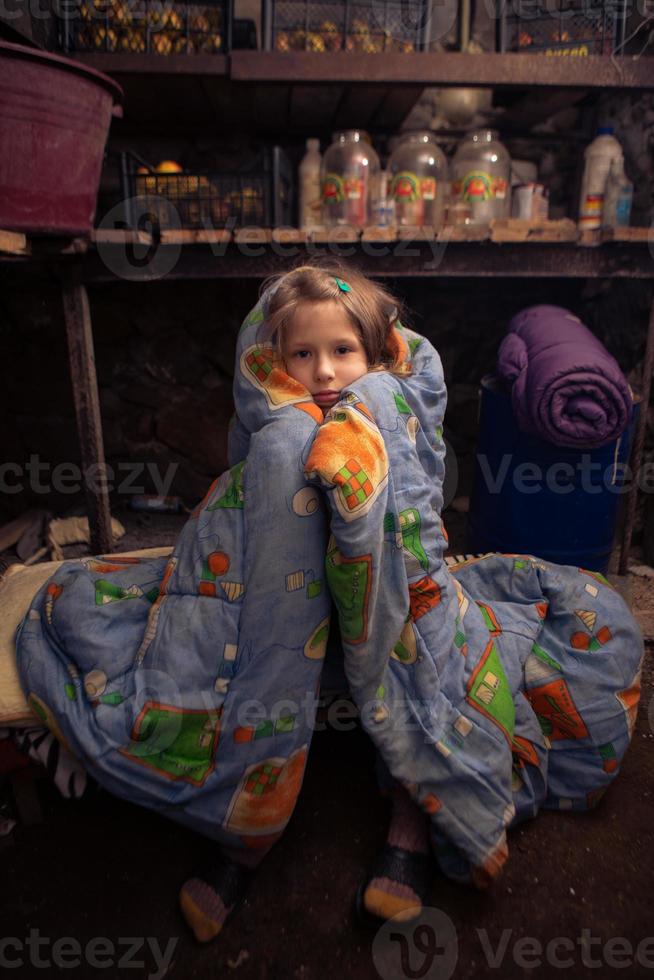 Oekraïens meisje schuilt in haar kelder. stop de Oorlog foto