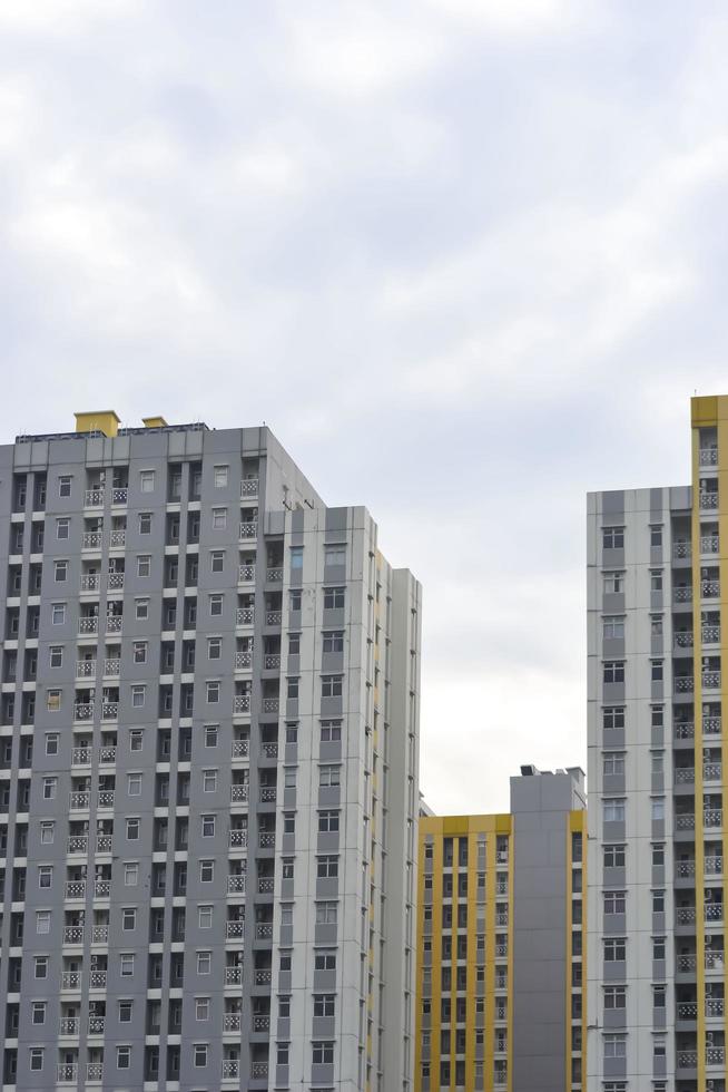 bekasi, west java, indonesië, 5 maart 2022. flatgebouw toren in het hart van de stad. foto