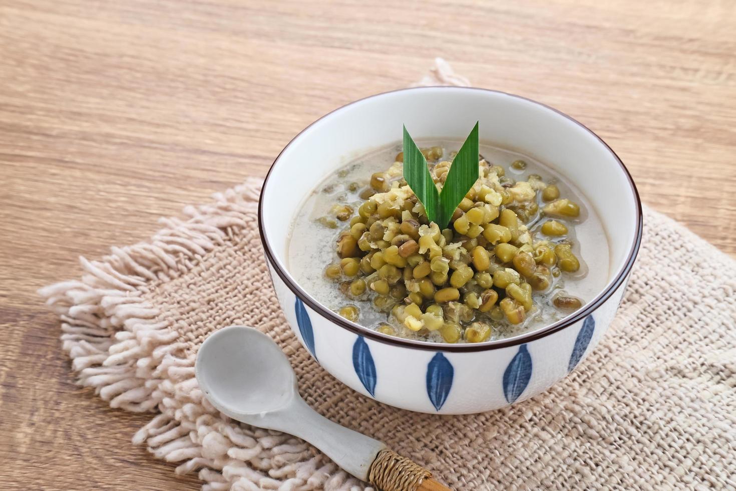 mungbonenpap of bubur kacang hijau, Indonesische dessertpap van mungbonen met kokosmelk, pandanblad en gember. geserveerd in kom. foto