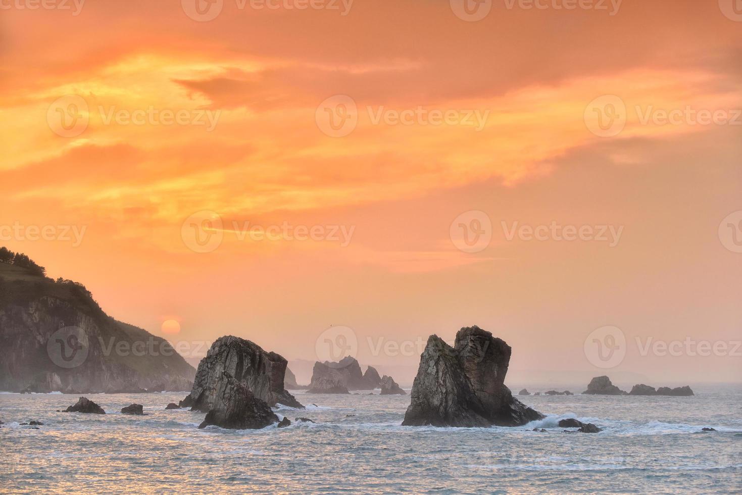 zonsondergang op het strand van stilte foto