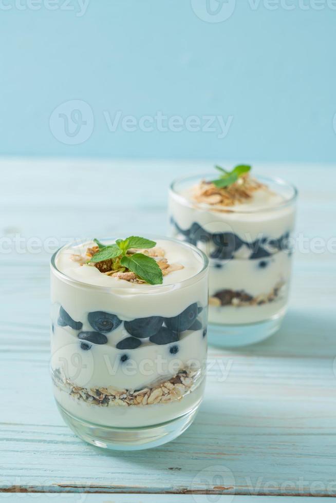 verse bosbessen en yoghurt met granola foto
