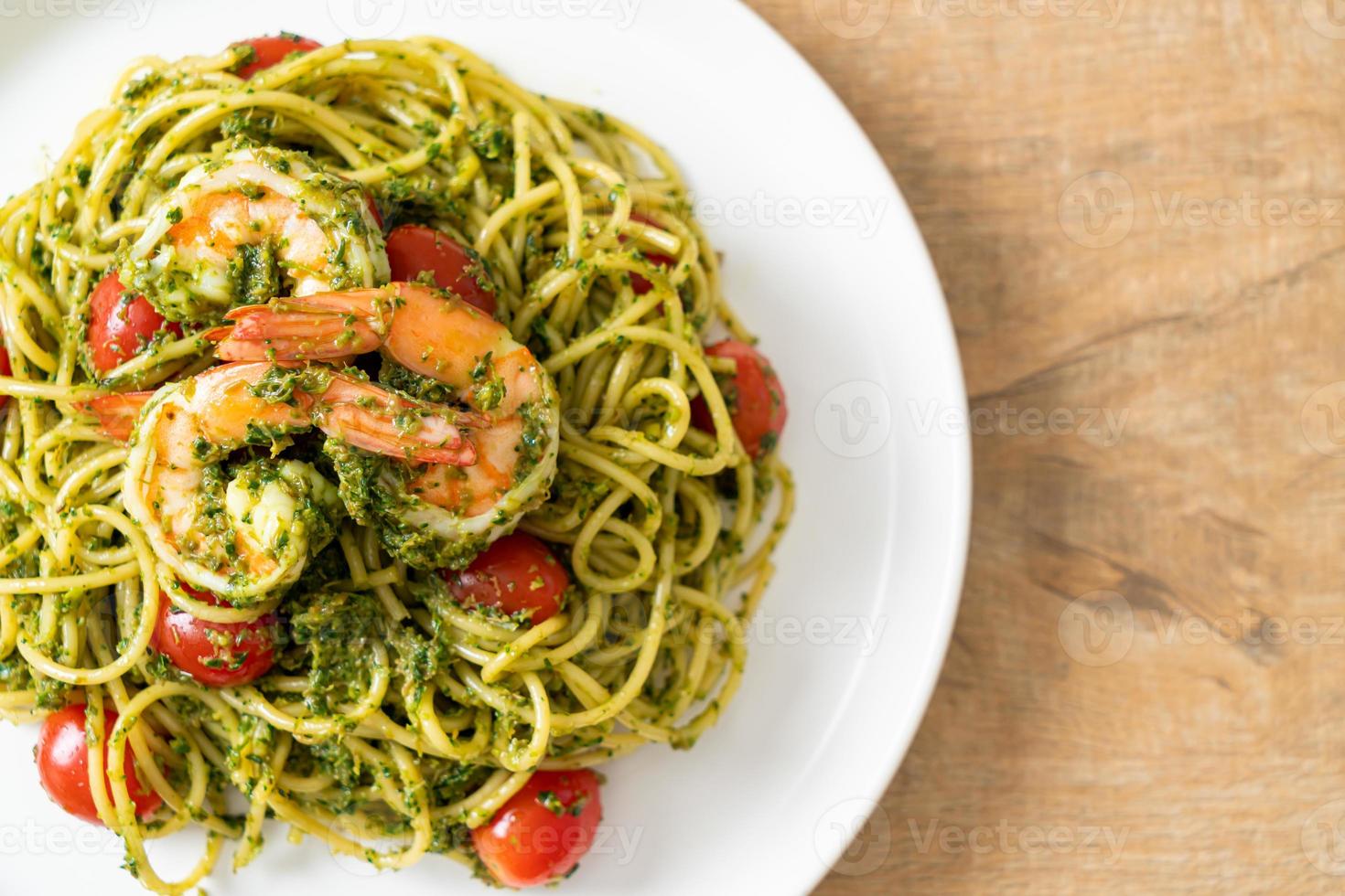 spaghetti met gamba's of garnalen in huisgemaakte pestosaus foto