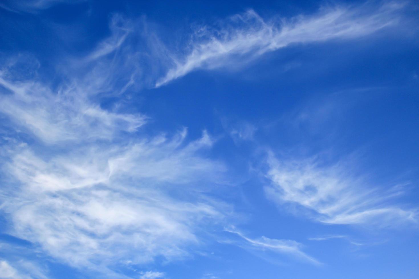 witte wolken met blauwe hemelachtergrond foto