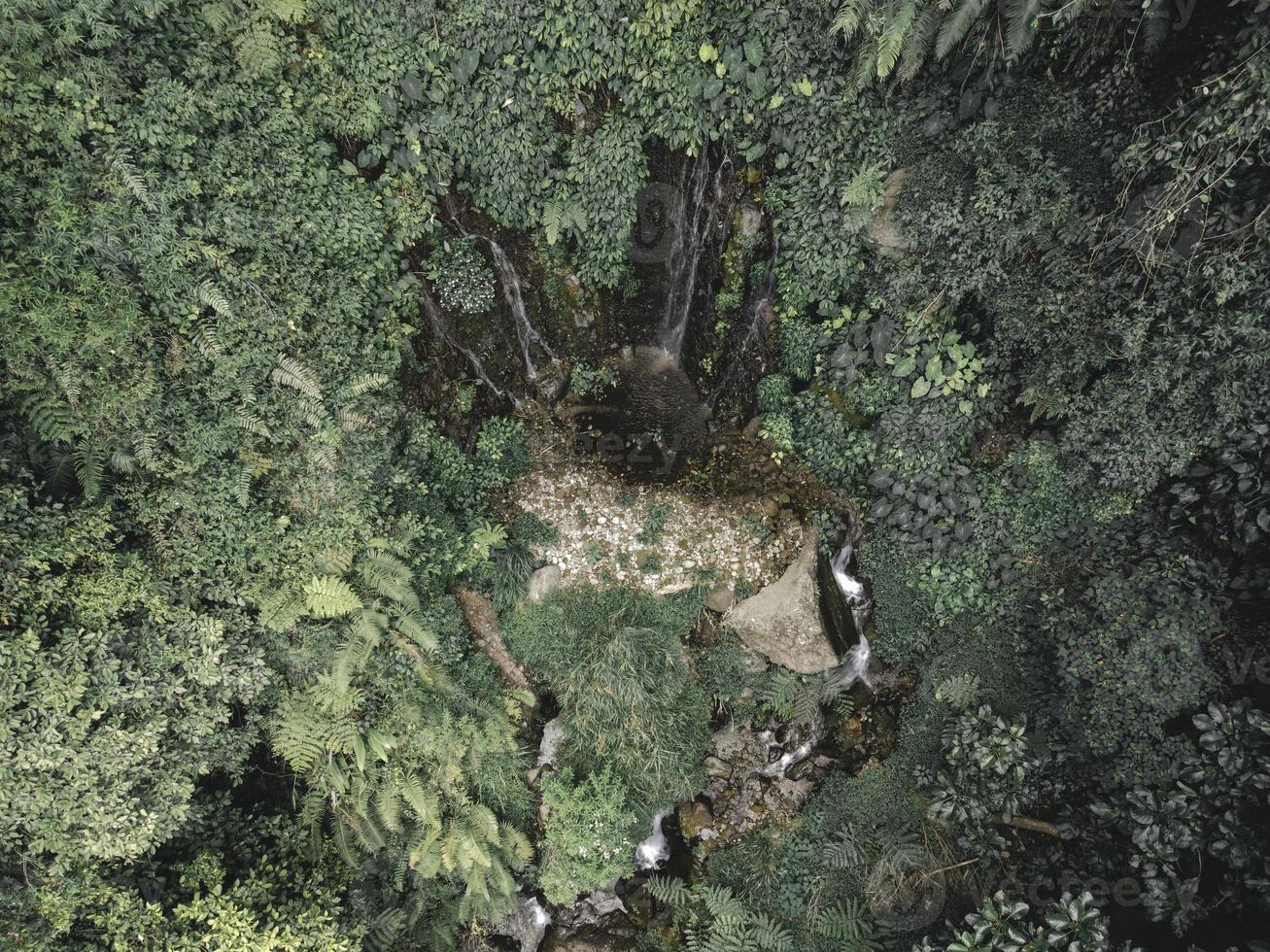 luchtfoto van waterval in de jungle-vallei in indonesië foto