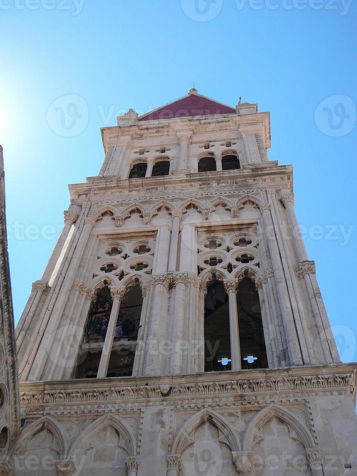 uitzicht op de kerk van trogir foto