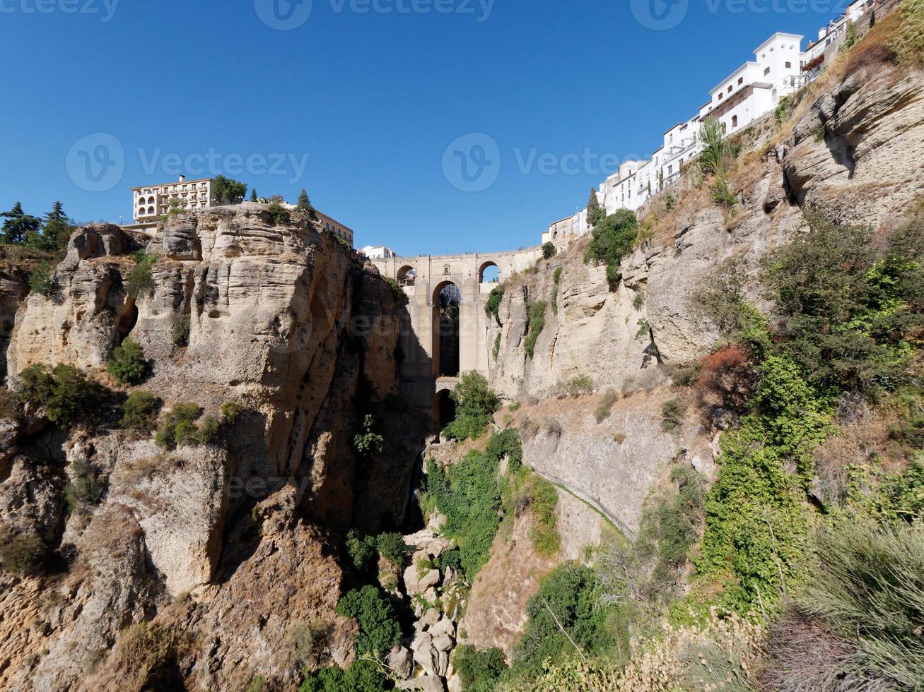 de puente nuevo, nieuwe brug in ronda. witte dorpen in de provincie malaga, andalusië, spanje. mooi dorp op de klif van de berg. toeristische bestemming. vakantie en geniet van de zon. foto