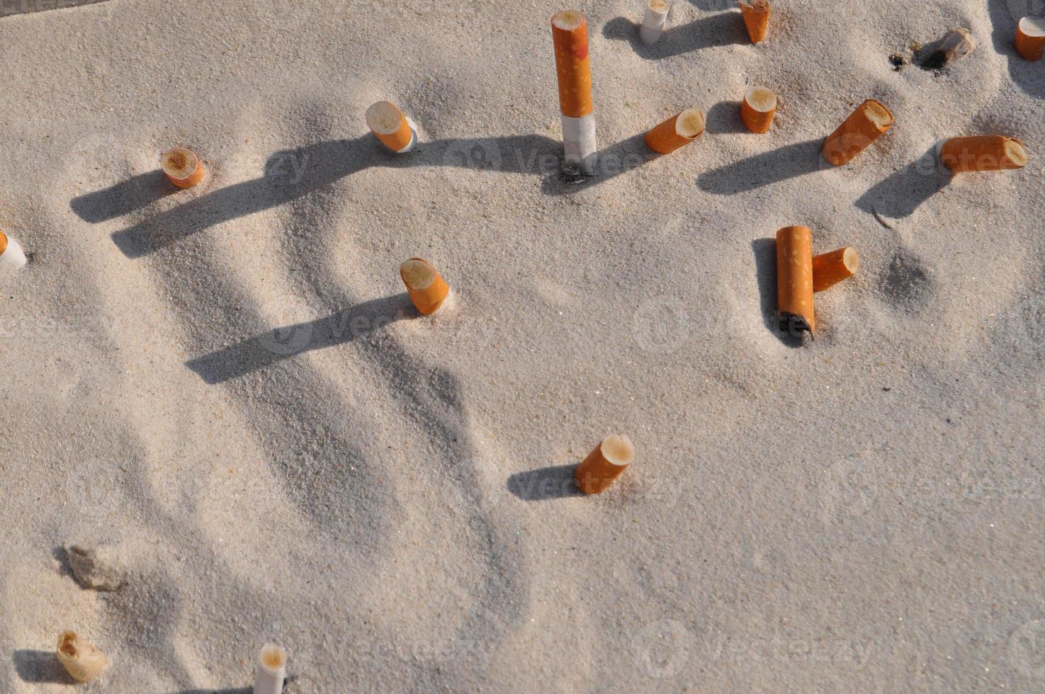 sigarettenpeuken in het zand foto