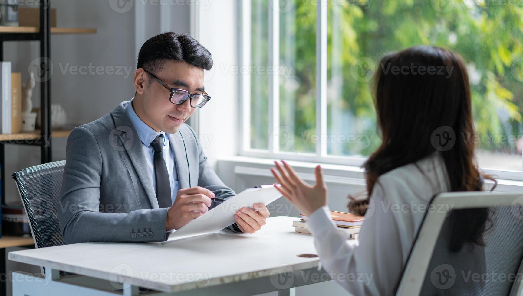 Aziatische mannelijke directeur interviewt om nieuwe werknemers te werven foto