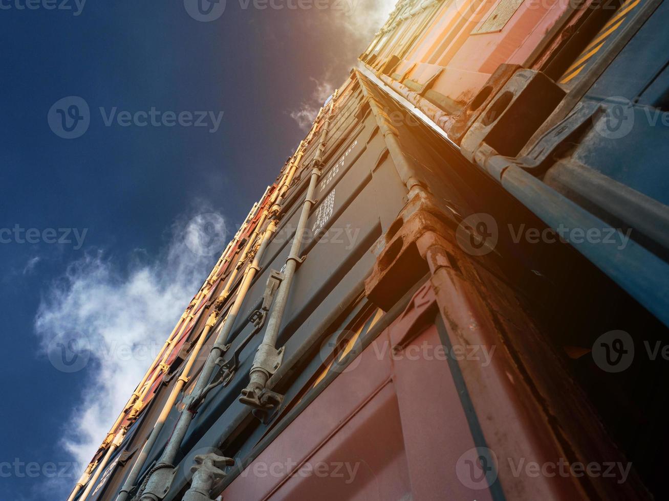 container kist kraan metaal heftruck laden handel verzending management werk transport levering commercieel import export technologie industrie magazijn terminal azië, thailand, zuid afrika internationaal foto