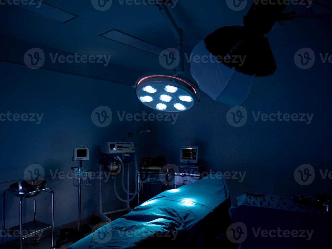 ziekenhuis kliniek laboratorium operatie spoedafdeling kamer patiënt chirurg therapie ongeval onderzoek griep ziekte ziek covid-19 delta ommicron coronavirus ziekte gezondheidszorg behandelingtechnologie foto