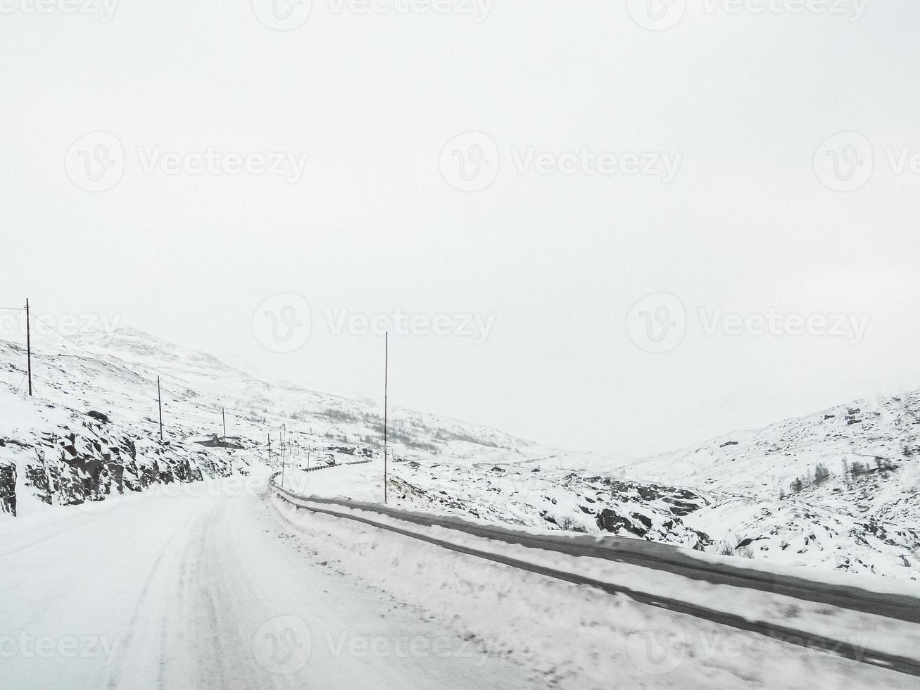 rijden door besneeuwde weg en landschap in noorwegen. foto