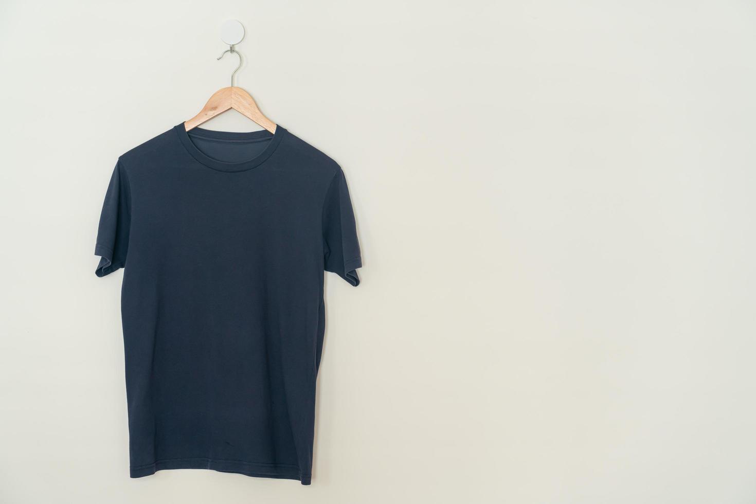 t-shirt hangend met houten hanger foto