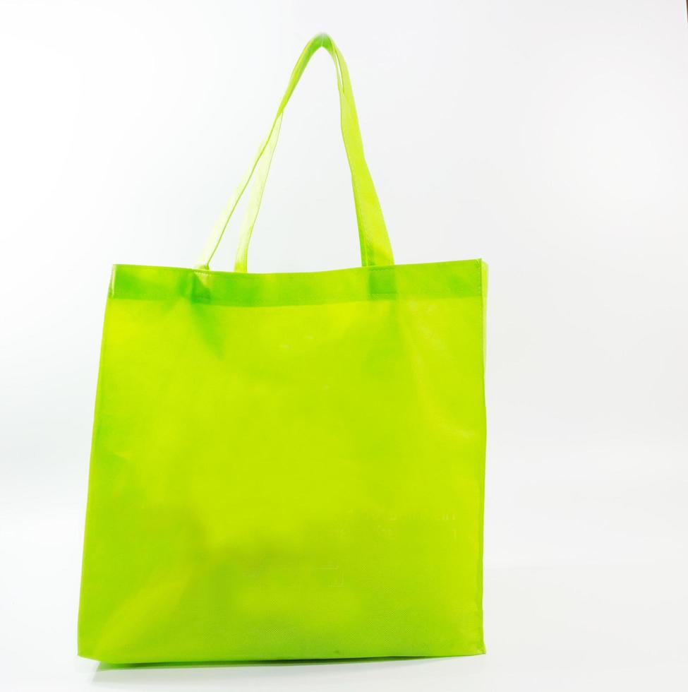 groene tas om te gaan winkelen. geen plastic zak boodschappentas concept op de witte blackground. foto
