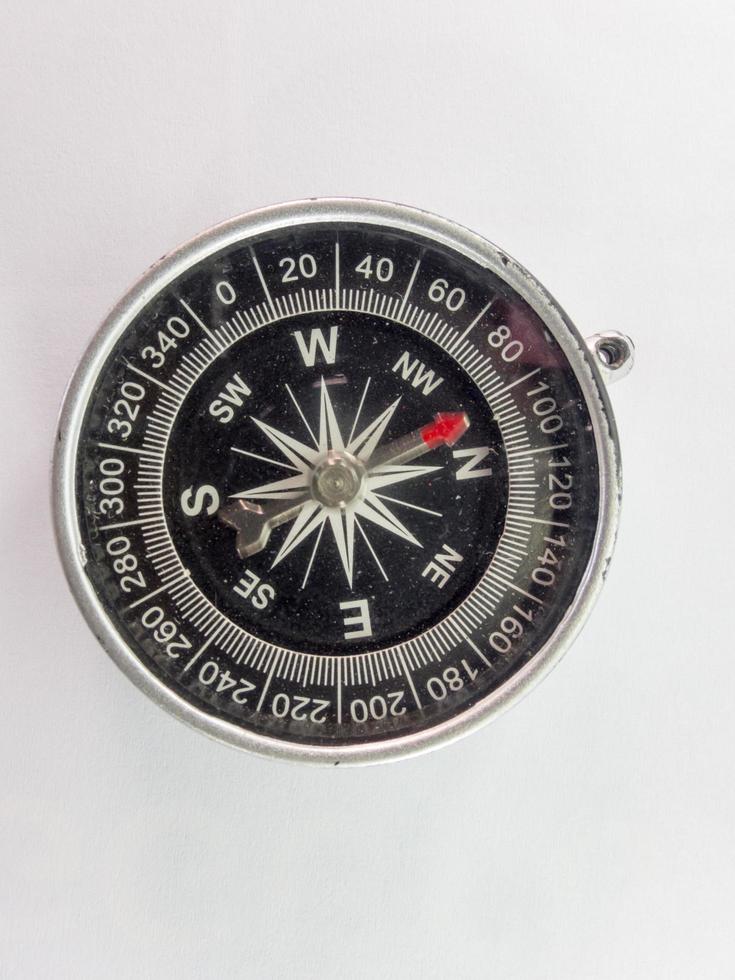 zwart kompas op een witte achtergrond. foto