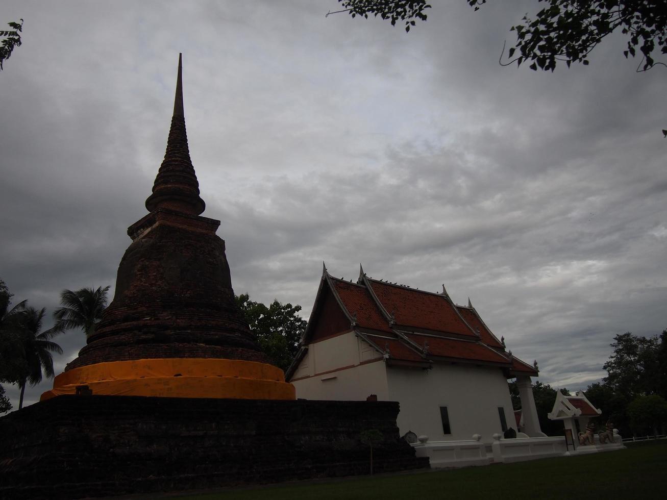 Boeddha groot standbeeld van naam phra ajarn in phra montop wat srichum sukhothai historisch park werelderfgoed. foto